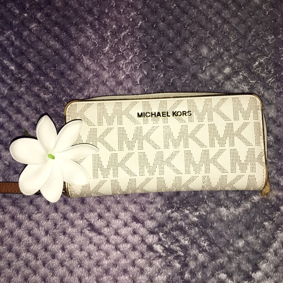 Michael Kors Purse & Wallet (EUC) - Picture 3 of 8